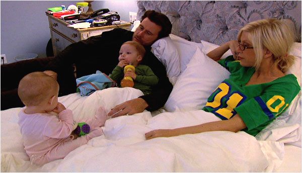 Perhesiteet: vasemmalta Stella Doreen, Dean McDermott Liamin kanssa ja Tori Spelling kappaleessa 