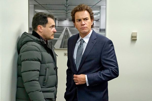 Maikls Stūlbargs pa kreisi un Jūens Makgregors Emmita Stīsija lomā filmā Fargo.