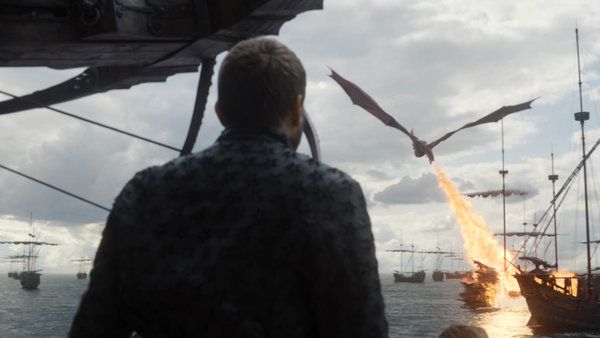 Dany arrive : est-elle mentalement instable ou juste vraiment bouleversée ? Sur la photo, au premier plan, Pilou Asbaek dans une scène de Game of Thrones.