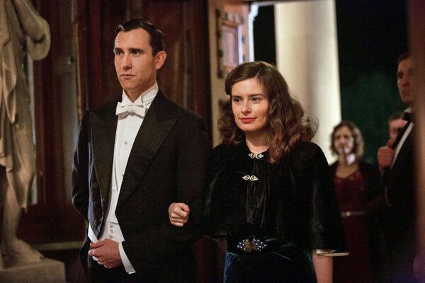 Matthew Lewis ja Rachel Shenton elokuvassa Kaikki olennot suuret ja pienet.