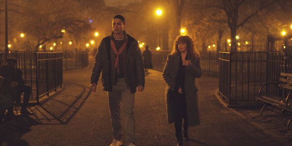 Charlie Barnett och Natasha Lyonne vandrar i Tompkins Square Park i Netflix-serien Russian Doll.