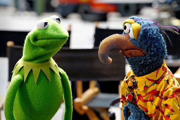 Kermit, links, spielt den ausführenden Produzenten von