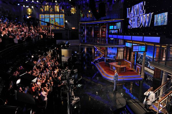 Stephen Colbert e Jon Batiste durante o episódio de estreia de