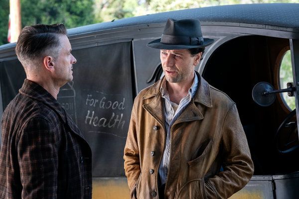 Matthew Rhys, à droite, joue Perry Mason dans la nouvelle série préquelle de HBO, à l