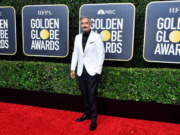 Regissören Taika Waititi på röda mattan på Golden Globes.