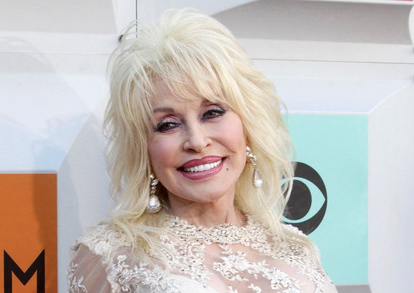 Dolly Parton buvo filmo „Daugių spalvų Kalėdos: Meilės ratas“, kuri gavo Emmy nominaciją už geriausią televizijos filmą, vykdomoji prodiuserė.