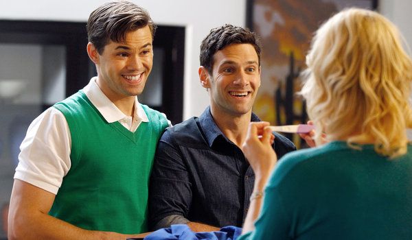 In New Normal dieses Herbstes auf NBC sind Andrew Rannells (rechts) und Justin Bartha ein schwules Paar, das eine Schwangerschaft mit einer von Georgia King gespielten Leihmutter arrangiert.