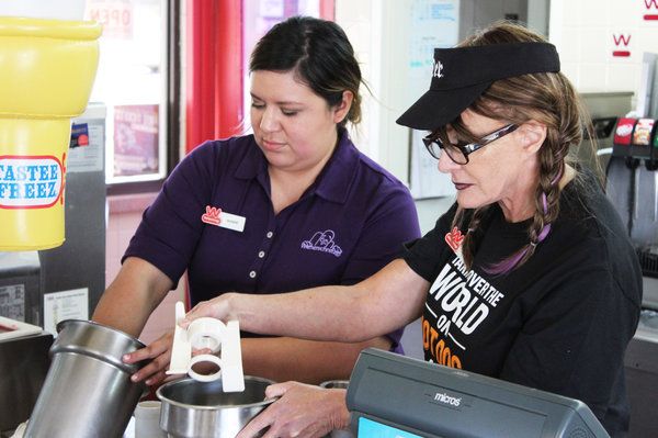 Cindy Galardi Culpepper, à direita, a executiva-chefe da Wienerschnitzel, com um colega de trabalho na Undercover Boss.