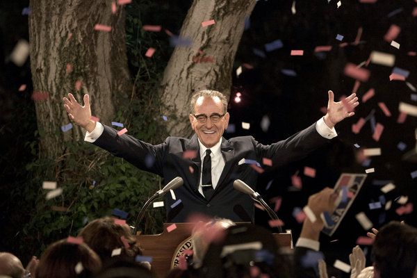 Bryan Cranston como Lyndon B. Johnson en All the Way de HBO, que fue adaptada de la obra de Broadway de 2014.