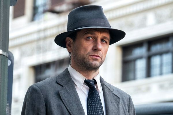 매튜 리스(Matthew Rhys)는 영혼이 풍부한 페리 메이슨(Perry Mason)이지만 탐정 이야기는 평범합니다.