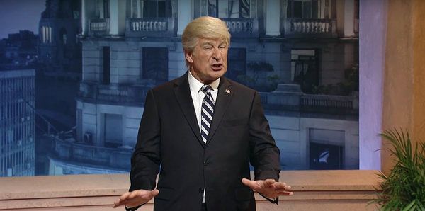 Alec Baldwin als Donald Trump in de Saturday Night Live koud open.