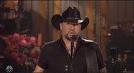 Jason Aldean, der in Las Vegas auftrat, als das Massaker am letzten Sonntag begann, eröffnete S.N.L. indem sie zu Heilung und Einheit drängen.