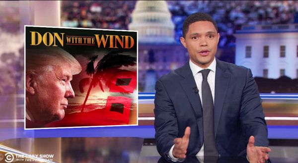 Trevor Noah zombou do presidente Trump por avisar que o furacão Florence seria tremendamente grande e úmido.