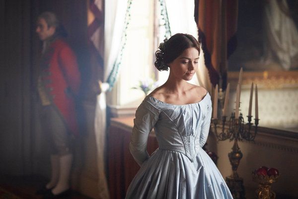 ビクトリアの若い女王としてのジェナ・コールマン。