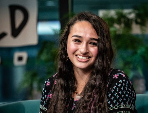 Jazz Jennings, die letztes Jahr gezeigt wurde, hat ihre Operationen zur Bestätigung des Geschlechts und ihre Genesung in ihrer TLC-Reality-Show I Am Jazz geteilt. Die sechste Staffel hat diese Woche begonnen.