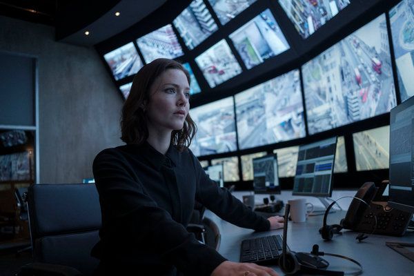 Holliday Grainger in The Capture, uno dei due programmi britannici che NBCUniversal ha utilizzato per compilare la lista di lancio per il suo servizio di streaming Peacock.