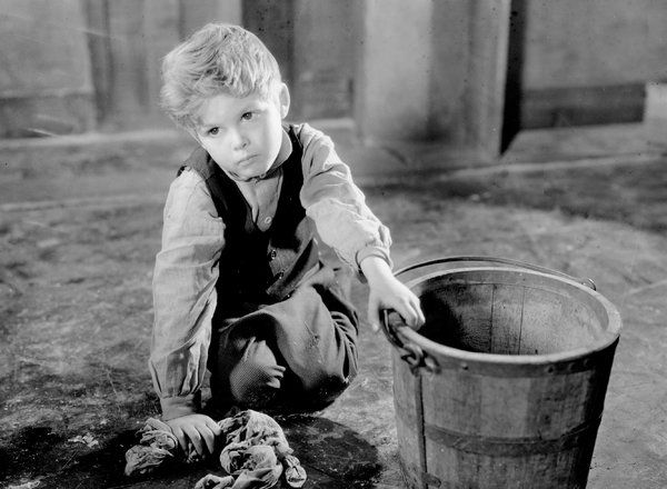 Dickie Moore filmā Oliver Tvists 1933. gadā, pirmā pasakas sarunu versija. Viņa kino karjera sākās pirms viņa pirmās dzimšanas dienas.
