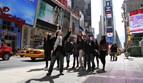 Timothy Levitch, wskazując, prowadząc grupę turystów przez Times Square w scenie z serii internetowej