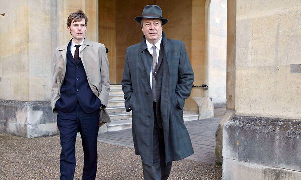 Shaun Evans (ซ้ายสุด) และ Roger Allam ใน Endeavour ซึ่งเป็นภาคต่อของซีรีส์ Inspector Morse ที่ออกอากาศในวันอาทิตย์ทาง PBS