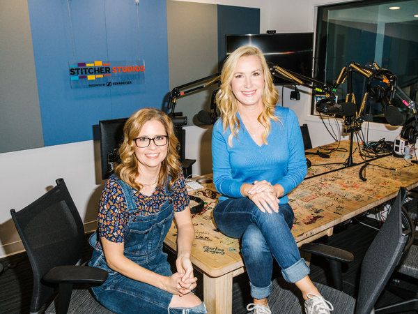 Beste vrienden in het echte leven, Jenna Fischer en Angela Kinsey kwamen op het idee voor een Office-podcast zodat ze weer konden samenwerken.