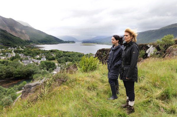 Laura Fraser, vľavo, a Siobhan Finneran v Loch Ness, novej sérii Acorn o mŕtvolách a tajomstvách na brehoch slávneho škótskeho jazera.