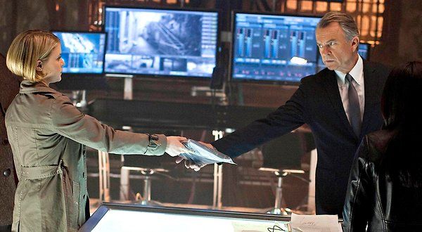 Sarah Jones et Sam Neill jouent dans la mystérieuse série policière Fox Alcatraz.