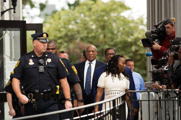 Bill Cosby lascia il tribunale della contea di Montgomery a Norristown, in Pennsylvania, dopo il primo giorno dell