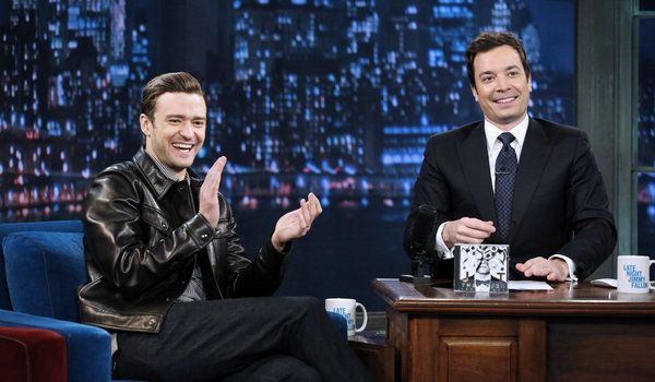 Ο Justin Timberlake, αριστερά, με τον Jimmy Fallon στο Late Night πέρυσι. Ο κ. Φάλον αρχίζει να φιλοξενεί το The Tonight Show τη Δευτέρα.
