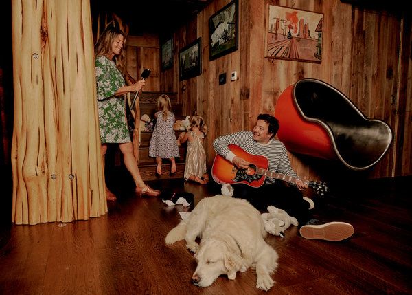 Desde mediados de marzo, Fallon ha presentado una versión casera de The Tonight Show con la participación de su esposa, Nancy Juvonen, y sus hijas, Franny y Winnie.