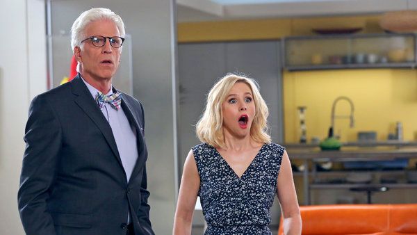 Ted Danson in Kristen Bell v prizoru iz filma The Good Place.