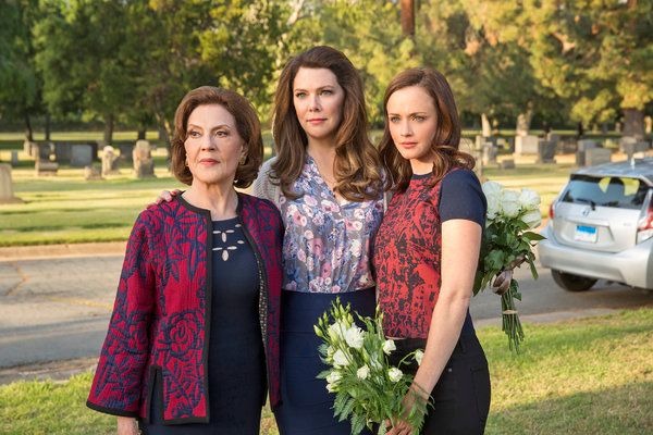 De la stânga, Kelly Bishop, Lauren Graham și Alexis Bledel în Gilmore Girls: A Year in the Life.