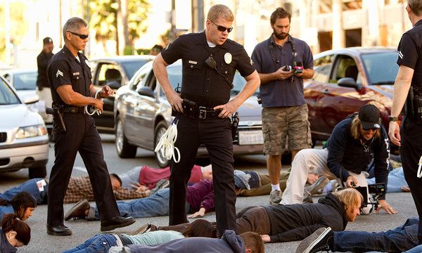 サウスランドの街並みのシーンでは、中央のマイケル・カドリッツがジョン・クーパー将校を担当しています。