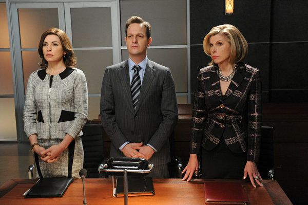 No kreisās Džuliana Margulisa, Džošs Čārlzs un Kristīne Baranski filmā The Good Wife.