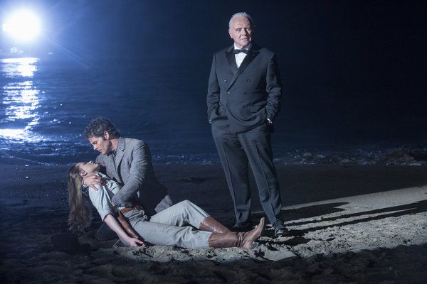 Evan Rachel Wood als Dolores, James Marsden als Teddy en Anthony Hopkins als Dr. Robert Ford in Westworld. Reddit-gebruikers voorspelden alle grote wendingen in het eerste seizoen van de show, en het tweede seizoen was het onderwerp van veel speculatie.