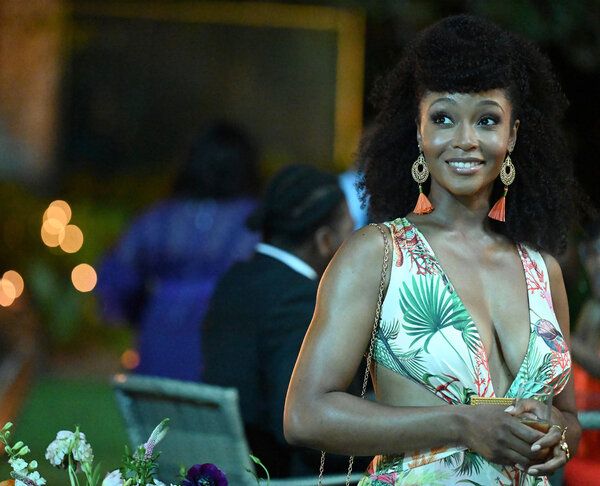 In Our Kind of People spielt Yaya DaCosta eine Unternehmerin, die eine privilegierte Welt auf den Kopf stellt.