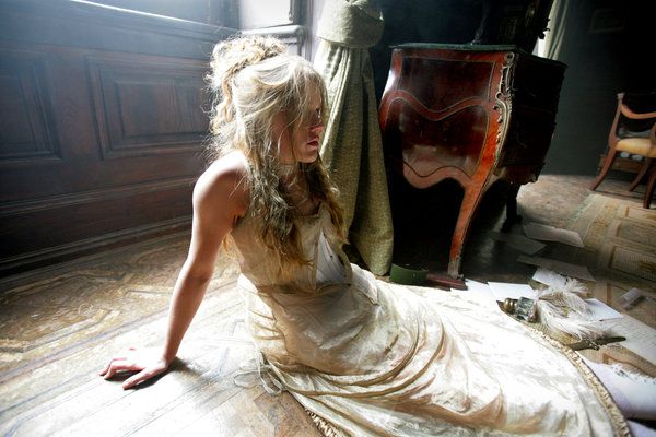 Jemima West interpreta a un país inocente chantajeado para prostituirse en el París de 1871 en Maison Close. Es una de varias series francesas inusuales que son difíciles de encontrar en los Estados Unidos.