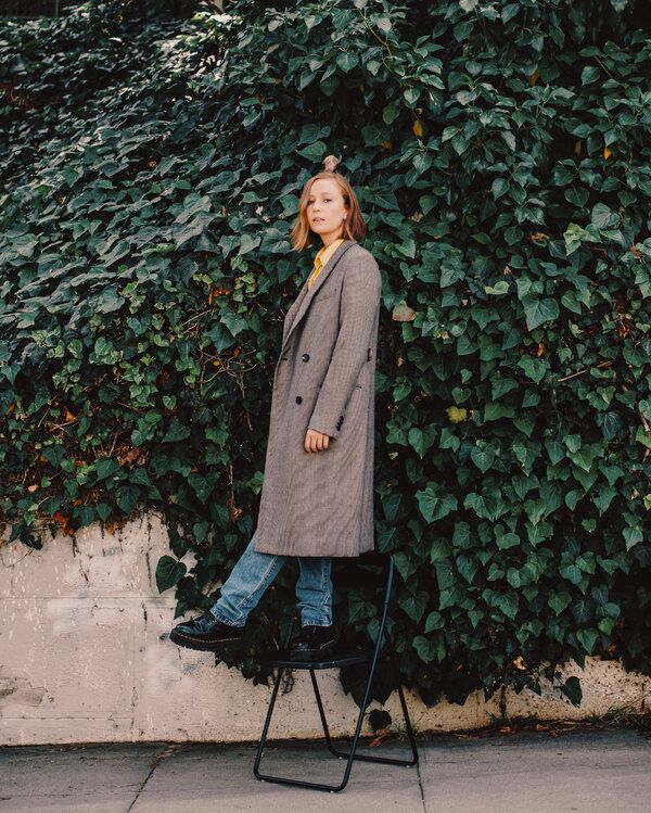 Dorastając, Hannah Einbinder nie była zainteresowana rozśmieszaniem publiczności, ale po występie w college