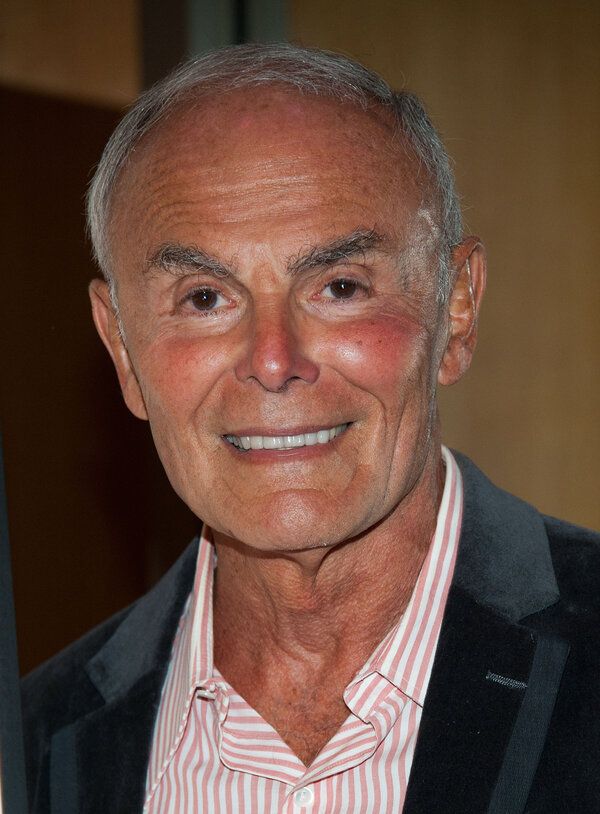 O ator John Saxon em 2013. Em uma carreira que começou na década de 1950, ele acumulou quase 200 créditos no cinema e na televisão.