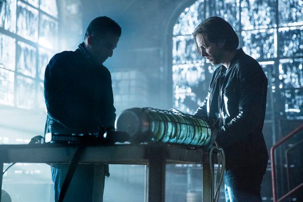 Lika, ki sta jih igrala Kirk Acevedo (levo) in Aaron Stanford v 12 Monkeys, sta v tej sezoni poslana v novo leto v 12 Monkeys.