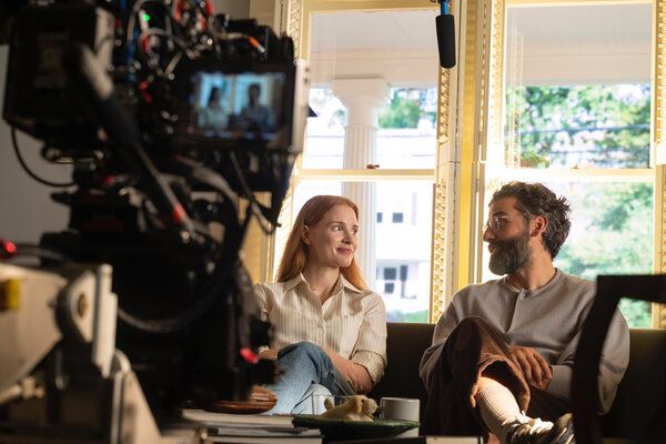 Jessica Chastain et Oscar Isaac sur le tournage de Scenes From a Marriage. Cette mise à jour de la série suédoise historique échange les rôles de genre et se déroule dans une banlieue de Boston.