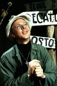 1970年代から1980年代にかけてヒットしたシットコムM * A * S * Hのフランシスマルケイ神父としてのウィリアムクリストファー。
