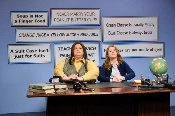 Lori Beth Denberg, links, herleeft een oude sketch van All That genaamd Vital Information met een nieuw castlid, Reece Caddell.