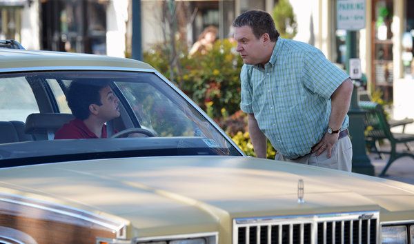 Troy Gentile, vľavo, a Jeff Garlin ako syn a otec z 80. rokov v novej komédii Goldbergovci.