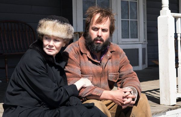 Från vänster, Jean Smart och Angus Sampson i Fargo.