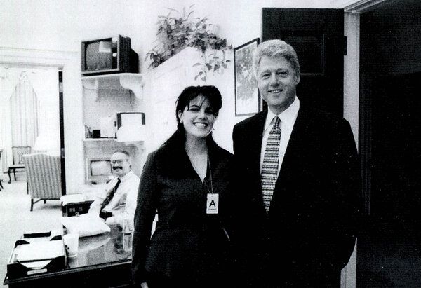 Lewinsky era uma estagiária de 22 anos na Casa Branca quando seu relacionamento com o presidente começou.