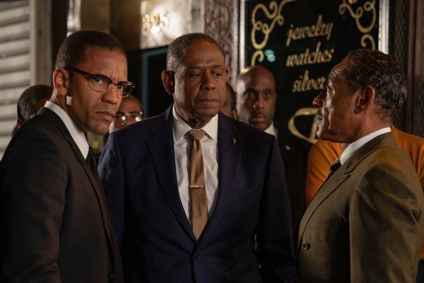 Od lewej: Nigel Thatch, Forest Whitaker i Giancarlo Esposito w Ojcu Chrzestnym Harlemu.