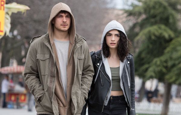 Cagatay Ulusoy, kairėje, ir Hazar Erguclu filme „The Protector“, pirmoje originalioje „Netflix“ laidoje turkų kalba.