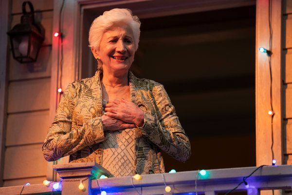Olympia Dukakis pojawiła się w oryginalnym Tales of the City, który został wyemitowany na PBS w 1994 roku, i ponownie wcielił się w tę rolę w nowym restarcie na Netflix.