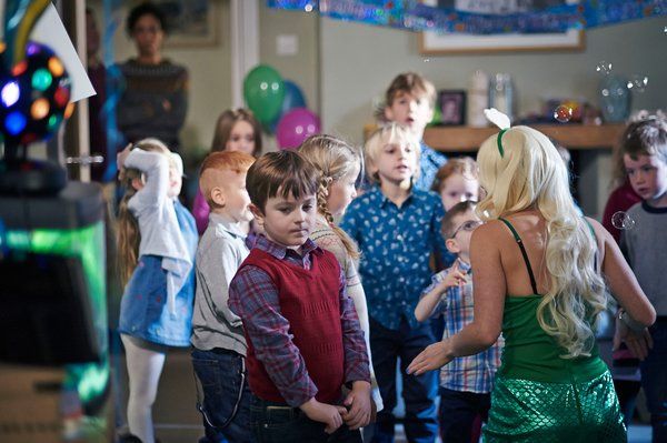 Une scène de « The A Word ». Joe, joué par Max Vento, au centre, a du mal à se joindre aux autres enfants à sa fête d