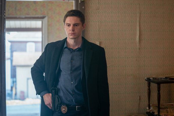 Evan Peters kot detektiv Colin Zabel v HBO-jevi seriji Mare of Easttown, le nekaj trenutkov preden se stvari dramatično obrnejo.